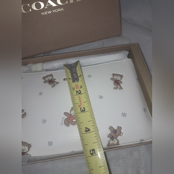 COACH Teddy Bear/Snowflake 7"1/2 Wristlet In Gift Box ✨️(FIRM) NWT TODAY… - Picture 7 of 9